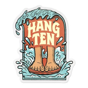 Könnte beinhalten: Ein Aufkleber mit den Worten "HANG TEN" in einer Retro-Schriftart, mit einem Surfbrett- und Füße-Design. Das Design umfasst einen roten Hintergrund, hellblaues Wasser und einen weißen Rand. Der Aufkleber ist ein lustiges Accessoire zum Thema Surfen.