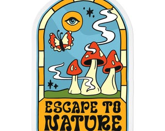 Könnte beinhalten: Aufkleber im Retro-Design mit blauem Himmel, orangefarbenen Pilzen, einem Schmetterling und dem Text "ESCAPE TO NATURE". Der Aufkleber hat einen weißen Rand und einen skurrilen, cartoonartigen Stil.