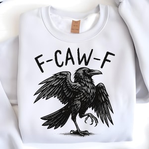 Może przedstawiać: Biała bluza z czarną ilustracją kruka z rozłożonymi skrzydłami i napisem "F-CAW-F" w czarnych literach. Projekt jest umieszczony na środku z przodu bluzy z okrągłym dekoltem.
