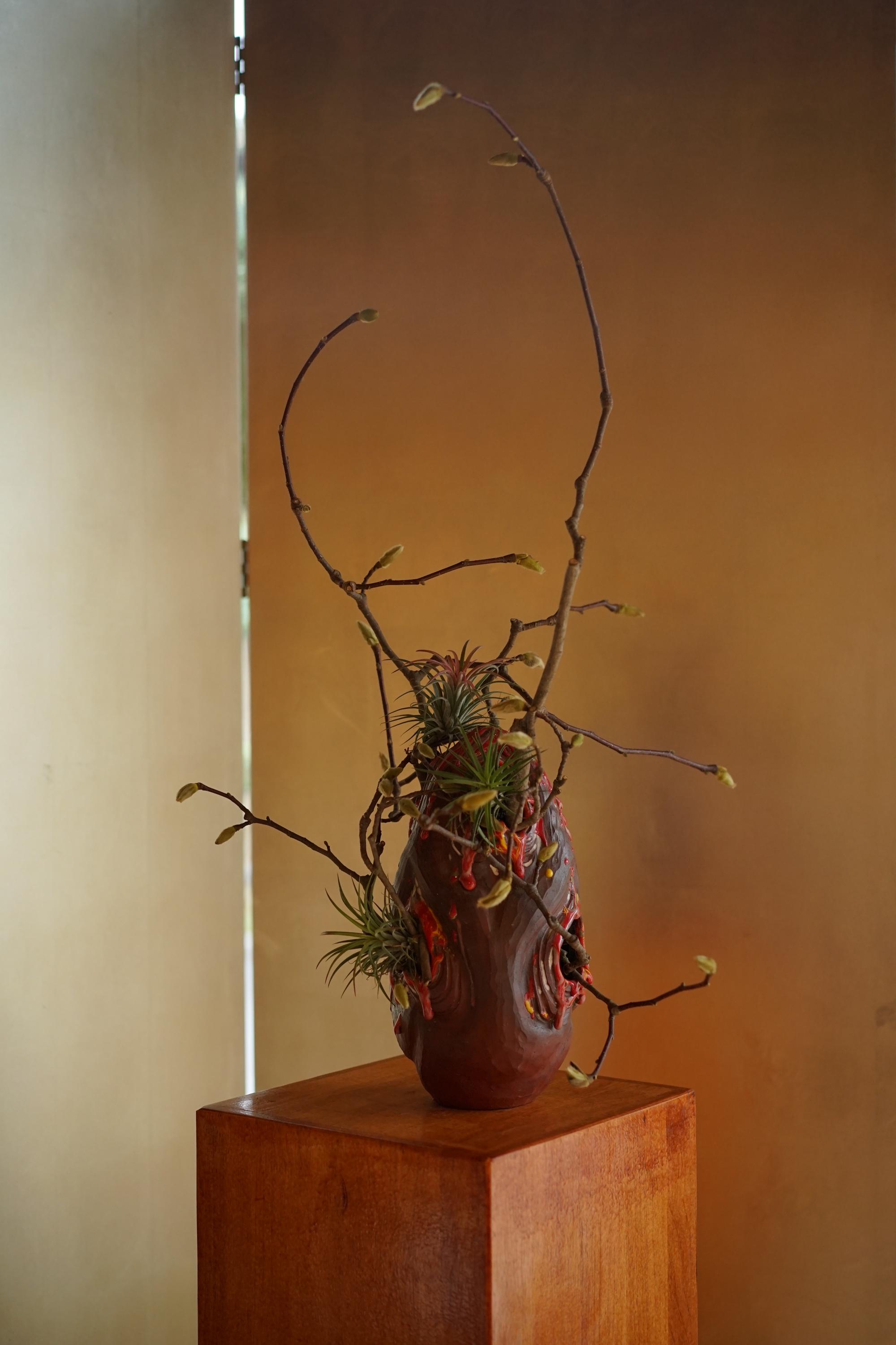 手作りの陶器の花瓶、ハート型の穴が開いた彫刻的なアート陶器、血の