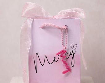 Personliga presentpåsar i rosa, bröllopspresentpåsar med eget namn och genomskinlig rosett, A6-partypåsar med rephandtag