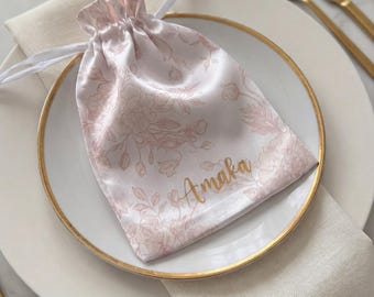 Personliga presentpåsar i satin i blush-mönster, bröllopspresentpåsar med namn, brudtärnepresentpåsar, festpresenter med guldfärgad text