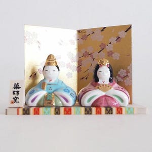 Japanische Saiehana Komon Hina Puppe - Handgefertigte Hina Japanische Porzellanpuppen | Elegantes Frühlingsdekor | Saisonales Geschenk & Festival Ornament.