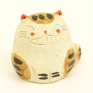 Japanese Handmade Smiling Cat Figurine – Nittarineko (Medium) | Japanese Mino Ware Lucky Charm,Traditional Maneki Neko,Lucky Cat