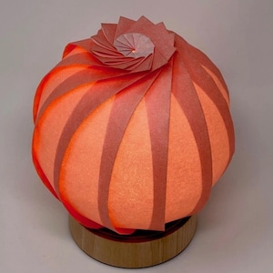 Linterna de papel washi origami japonesa color melocotón / Lámpara andon japonesa hecha a mano con LED, lámpara de mesa origami, pantalla con base de madera, papel de arroz