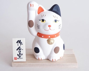 昭和レトロ 招き猫貯金箱 - 日本の招き猫置物、前足を上げている白い