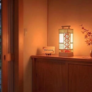 Lámpara de caja de luz Clematis – Lámpara LED de papel washi hecha a mano – Decoración de arte floral japonés – Luz nocturna con sensor de movimiento – Iluminación ambiental para la entrada