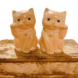 Enpuku Maneki Neko – Hand-Carved Wooden Lucky Cat Pair | Right for Fortune, Left for Relationships | Japanese Good Luck Charm Decor,Luckycat