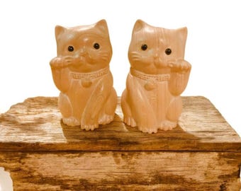 縁福招き猫 – 手彫り木製招き猫ペア｜右は金運、左は縁起｜日本の幸運のお守り、招き猫