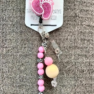 Carrete de identificación retráctil con forma de pies de bebé de color rosa, soporte para tarjeta de identificación, cuentas de dilatación, cuentas para el vientre de lactancia, material didáctico con clip, para enfermeras de parto y alumbramiento