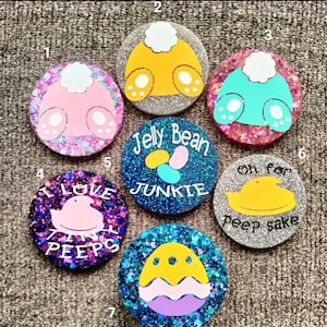 Puede incluir: Siete posavasos redondos de resina brillante con diseños de temática de Pascua. Los diseños incluyen un conejito, un caramelo de gelatina, un Peep y un huevo de Pascua. Los posavasos están numerados del 1 al 7.