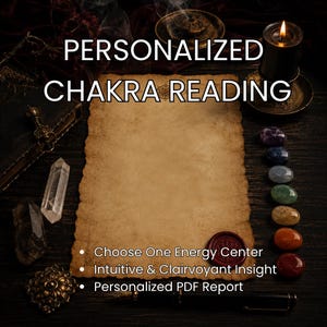 Op de afbeelding: Een perkamentpapier met de tekst PERSONALIZED CHAKRA READING, Choose One Energy Center, Intuitive & Clairvoyant Insight en Personalized PDF Report. Het is omringd door kristallen, een brandende kaars en een waszegel op een donker houten oppervlak.