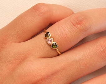 Personalisierter Herz Birthstone Ring, 3 Birthstone Ring, Mutters Ring, Zierliche Stapel Schmuck Bedeutungsvolles Geschenk für Sie, Weihnachtsgeschenk