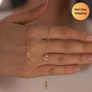 Collar con inicial de oro macizo de 14 quilates: collar con letra lateral personalizada, joyería con inicial personalizada, collar de oro hecho a mano, regalo para San Valentín