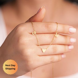 Collar de lado, iniciales doradas, regalo de San Valentín, joyería minimalista, collar de oro, regalo de dama de honor, regalo de Navidad, collar con letras