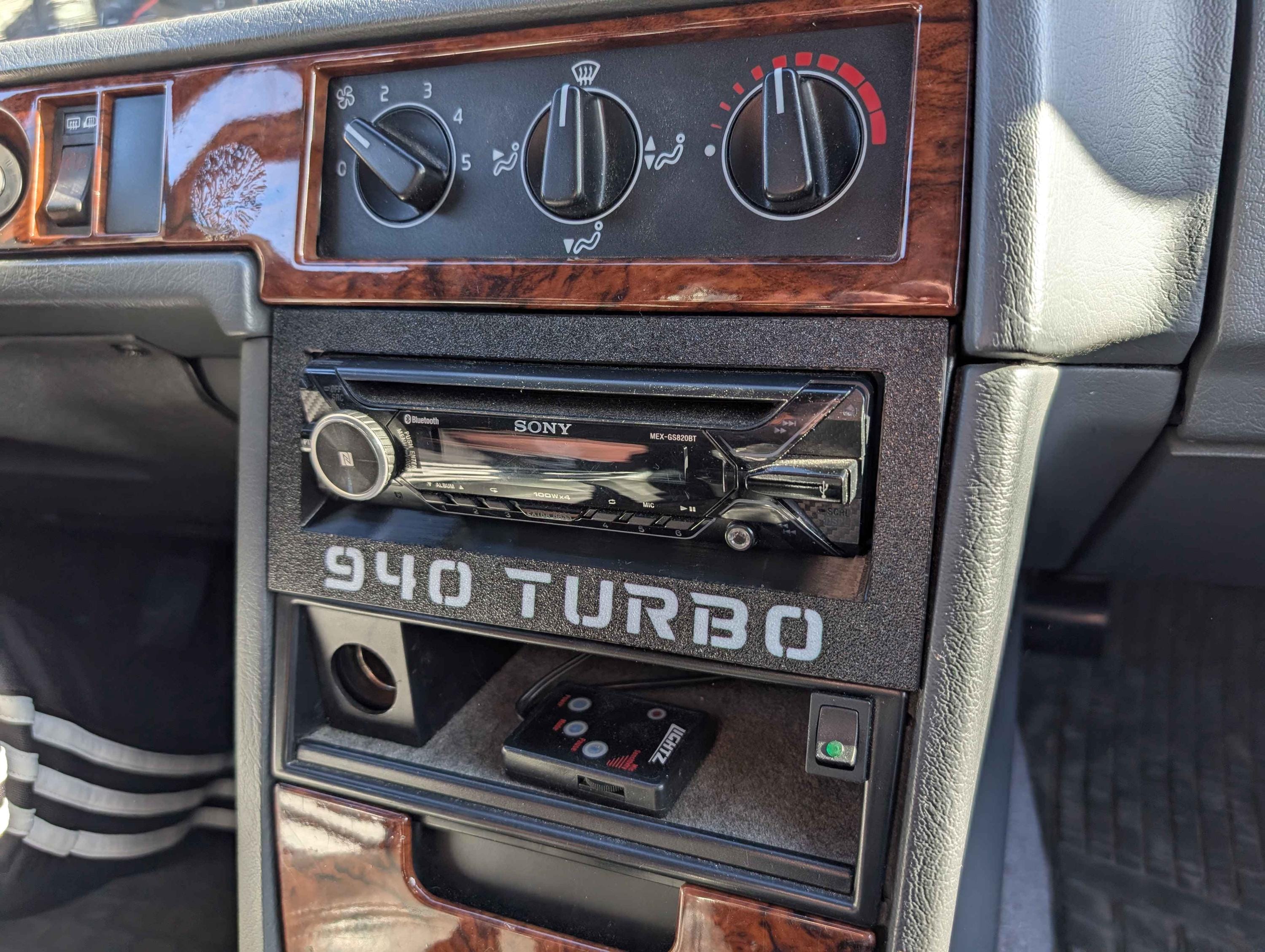 シングルDINステレオ用「Volvo/940 Turbo/740/DIESEL」テキスト付き