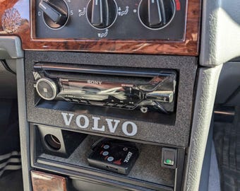 Marco estéreo con texto 'Volvo/940 Turbo/740/DIESEL' para su estéreo de un solo DIN. Compatible con Volvo 940/740.