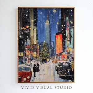 Puede incluir: Una pintura que representa una escena de calle nevada de Nueva York por la noche, con el Empire State Building al fondo. Un árbol de Navidad se encuentra en el medio de la calle, con coches que pasan. La pintura está enmarcada en oro.