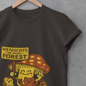 T-shirt unisexe Antifa Mushroom Forest - Pas de fascistes dans notre forêt, mycophile, t-shirt antifasciste, chemise de protestation, vêtements d'activiste politique