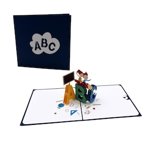 Puede incluir: Una tarjeta desplegable azul marino con un diseño de nube y las letras "ABC". En el interior, una escena 3D presenta niños sobre letras, una pizarra e ilustraciones coloridas con temática escolar. La tarjeta está abierta, revelando el diseño.