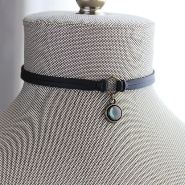 Gargantilla de cuero negro con piedras preciosas. Gargantilla de perlas negras. 17 opciones de piedras preciosas. 14 colores de cuero.