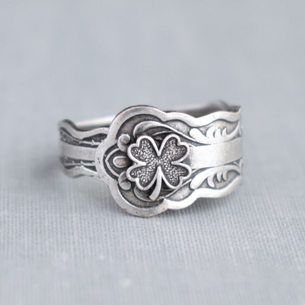 Pequeño anillo de cuchara de trébol de cuatro hojas