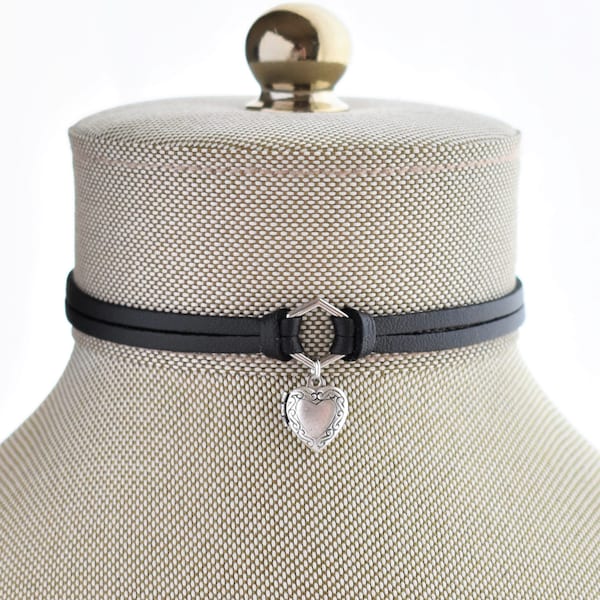 Gargantilla con medallón de corazón. Disponible en 19 colores de cuero y gamuza.