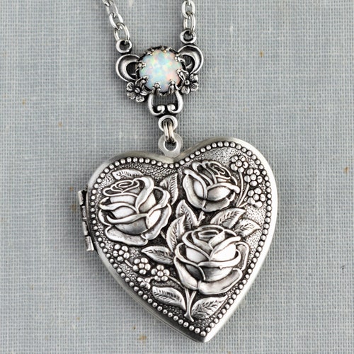 LOCKET NECKLACE / OPAL FLOWER