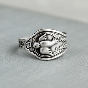 Bague cuillère minuscule hirondelle. Bague fine