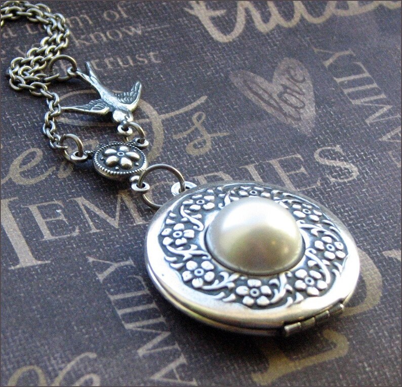 Silver Wreath Locket Necklace Enchanted Bride By TheEnchantedLocket image 1