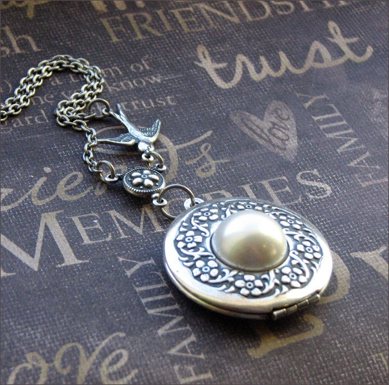 Silver Wreath Locket Necklace Enchanted Bride By TheEnchantedLocket image 4