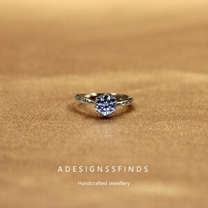 S925 Sterling Silver Bud-shaped Ring for Women, Six-claw Ring, Adjustable Open Ring, with 1-carat stone.