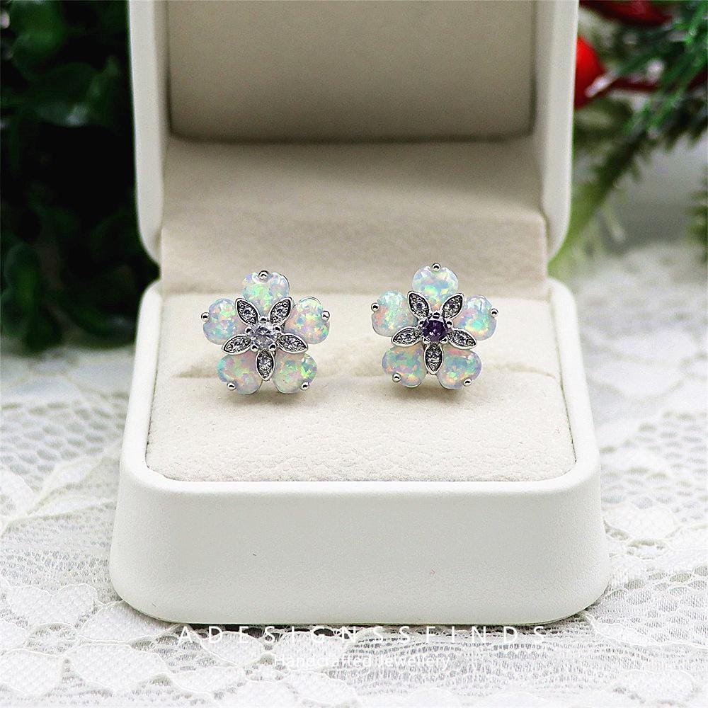 5つの花のホワイトオパールスタッドピアス - 女の子のためのかわいい花