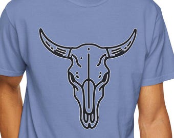 Puede incluir: Una camiseta azul claro con un contorno negro de un cráneo de toro.