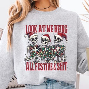 Bluza z kapturem &quot;Spójrz na mnie, jestem taka świąteczna&quot;, sarkastyczna bluza z kapturem z okazji świąt Bożego Narodzenia, zabawna bluza z kapturem z okazji świąt Bożego Narodzenia, zabawna bluza ze szkieletem