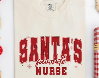Comfort Colors® Jultomtens favoritsjuksköterska-tröja, sjuksköterskejultröja, glad sjuksköterska-tröja, jultomte-tröja, sjuksköterskejulklappar, sjuksköterskehelgtröja