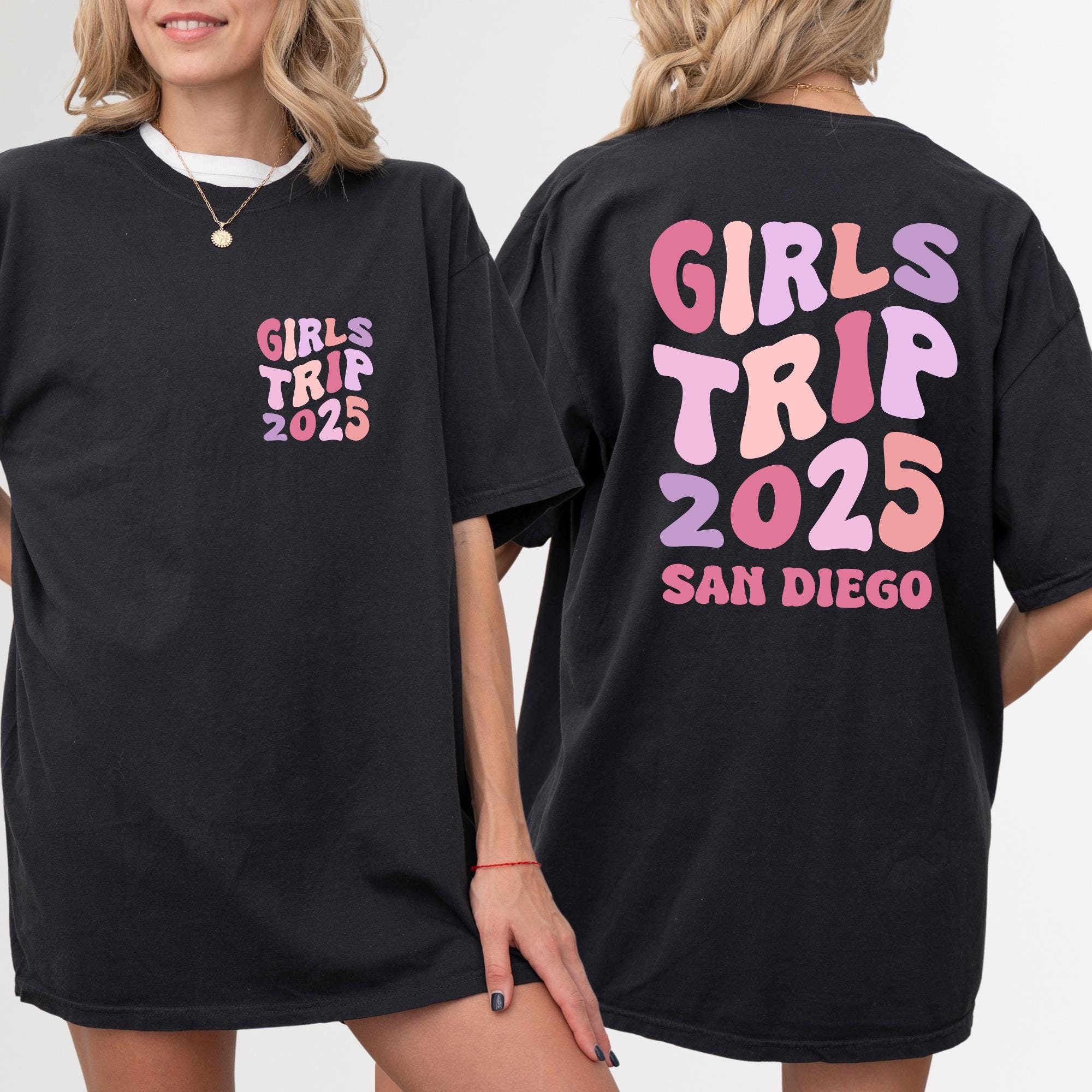 Comfort Colors® Gepersonaliseerde Girls Trip 2025-shirt, aangepast T-shirt reislocatie, bijpassende shirts, weekendshirt meisjes, besties roadtrip-T-shirts