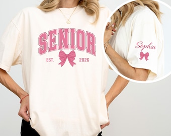 T-shirt personalizzata Coquette Senior 2026 Comfort Colors®, camicia personalizzata Senior 2026, maglietta Senior Coquette, camicia con fiocco rosa, camicie per la laurea 2026