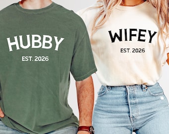 Koszulka Comfort Colors® Custom Wifey Hubby, pasujące koszulki dla par, prezent dla nowożeńców, spersonalizowana koszulka dla nowożeńców, koszulka dla pana i pani, koszulka dla panny młodej i pana młodego