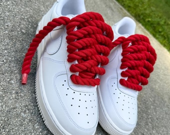 Zapatillas Air Force 1 blancas personalizadas: cordones rojos y etiqueta colgante