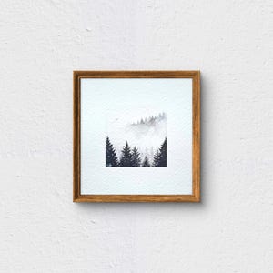 12 x 12 cm "Foresta Mistica N.2" acquerello originale, monocromatico foresta di abeti nebbia montagne decorazione murale soggiorno camera da letto regalo inaugurazione della casa
