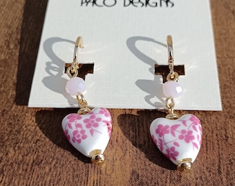 Boucles d'oreilles coeur blanc avec motif floral rose