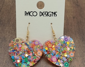 Boucles d'oreilles coeurs à motifs de confettis colorés