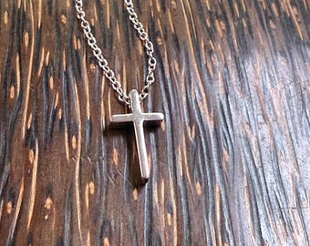Collier croix classique délicat