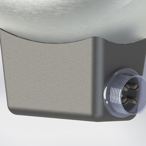 Könnte beinhalten: Ein grauer Metallsockel mit einem durchsichtigen Kunststoffstecker. Der Stecker hat zwei Metallkontakte.