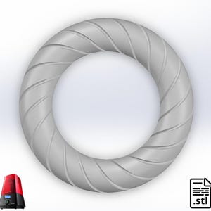 Op de afbeelding: Een 3D-geëngageerd, grijs, cirkelvormig ontwerp met een spiraalpatroon rondom een witte bol. Het ontwerp staat tegen een witte achtergrond. Een rood en zwart apparaat met een digitaal display staat linksonder, en een .stl-bestandspictogram rechtsonder.