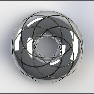 Könnte beinhalten: Ein silberfarbener, geometrischer, 3D-gedruckter Ring mit einem schwarzen Drahtgitterdesign. Der Ring ist hohl und hat eine kreisförmige Öffnung in der Mitte.