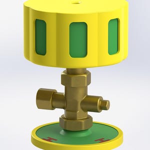 Puede incluir: Una válvula de gas amarilla y verde con una tapa redonda amarilla con tres ventanas rectangulares verdes. La válvula está unida a una base redonda amarilla con un centro verde y letras rojas.