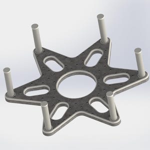 Könnte beinhalten: Eine sechszackige sternförmige Metallbasis mit einem runden Loch in der Mitte. Die Basis hat sechs vertikale Pfosten, die sich nach oben von den Spitzen des Sterns erstrecken. Die Basis ist mit einem Muster aus kleinen Punkten strukturiert.
