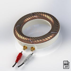 Op de afbeelding: Een witte en koperkleurige spoel met twee gouden connectoren en twee zwarte en rode audiokabels.